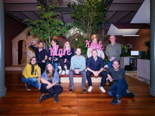 Groepsfoto van de medewerkers bij Klare Koek gemaakt door Marc de Fotograaf